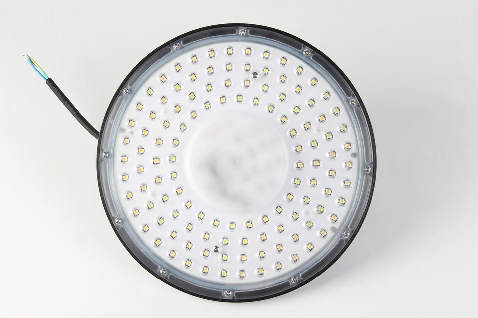 Luz LED UFO de alta bahía 100W-240W Iluminación exterior duradera con IP65 clasificación ideal para garaje, planta, taller y espacios comerciales