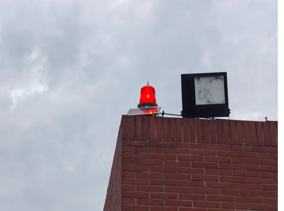 Luces de obstrucción de aviación LED solares industriales alimentadas por energía solar gratuita