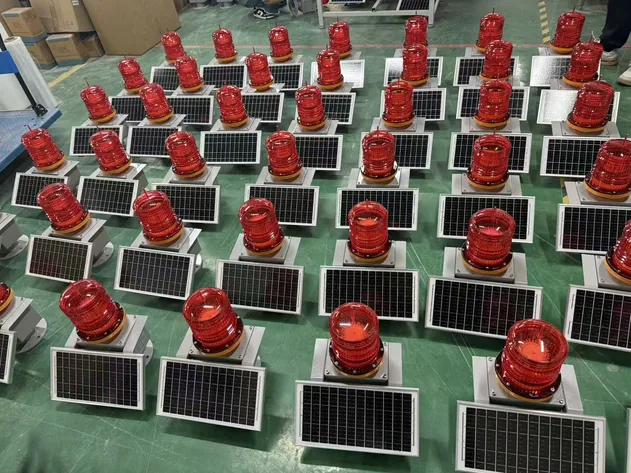 Luces de obstrucción de aviación LED solares industriales alimentadas por energía solar gratuita