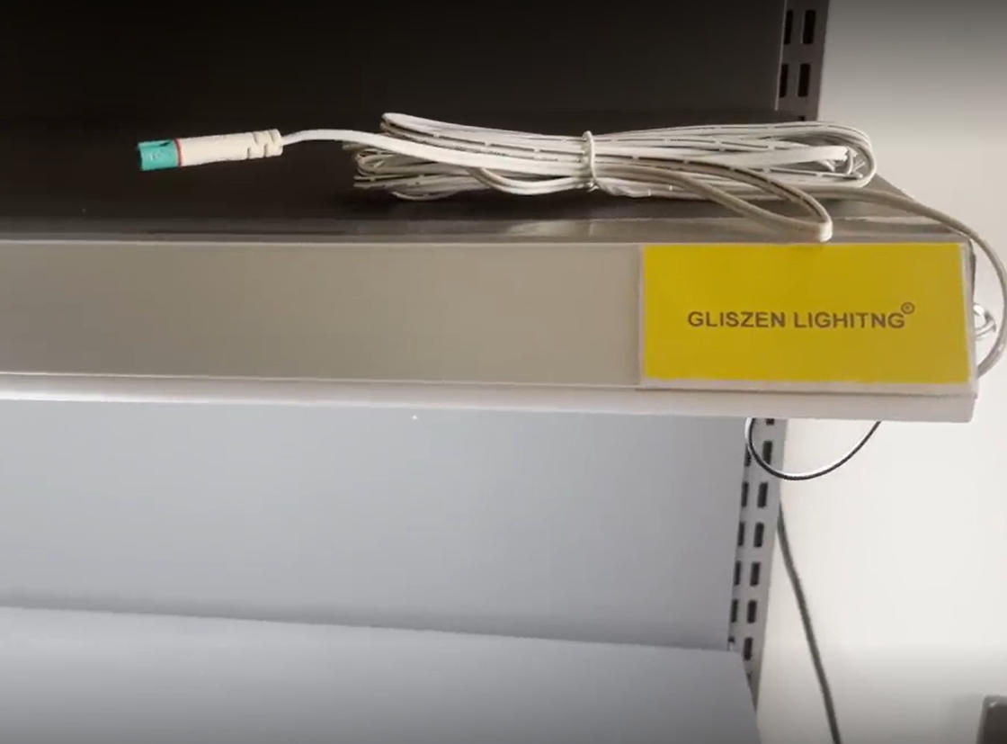 Tira de luz LED de fábrica DC bajo gabinete con riel de alimentación para iluminación de estantes