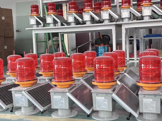 Luces de obstrucción de aviación LED solares industriales alimentadas por energía solar gratuita
