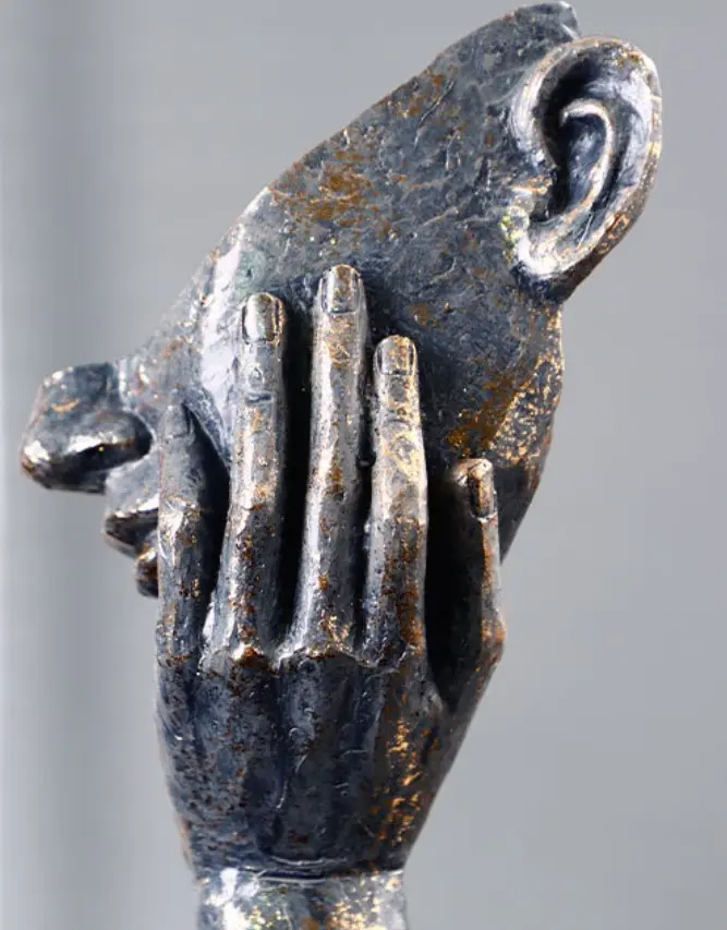 China Vintage Distressed Resin Abstract Hand-Holding Half-Face Sculpture Manufacturers, Factory