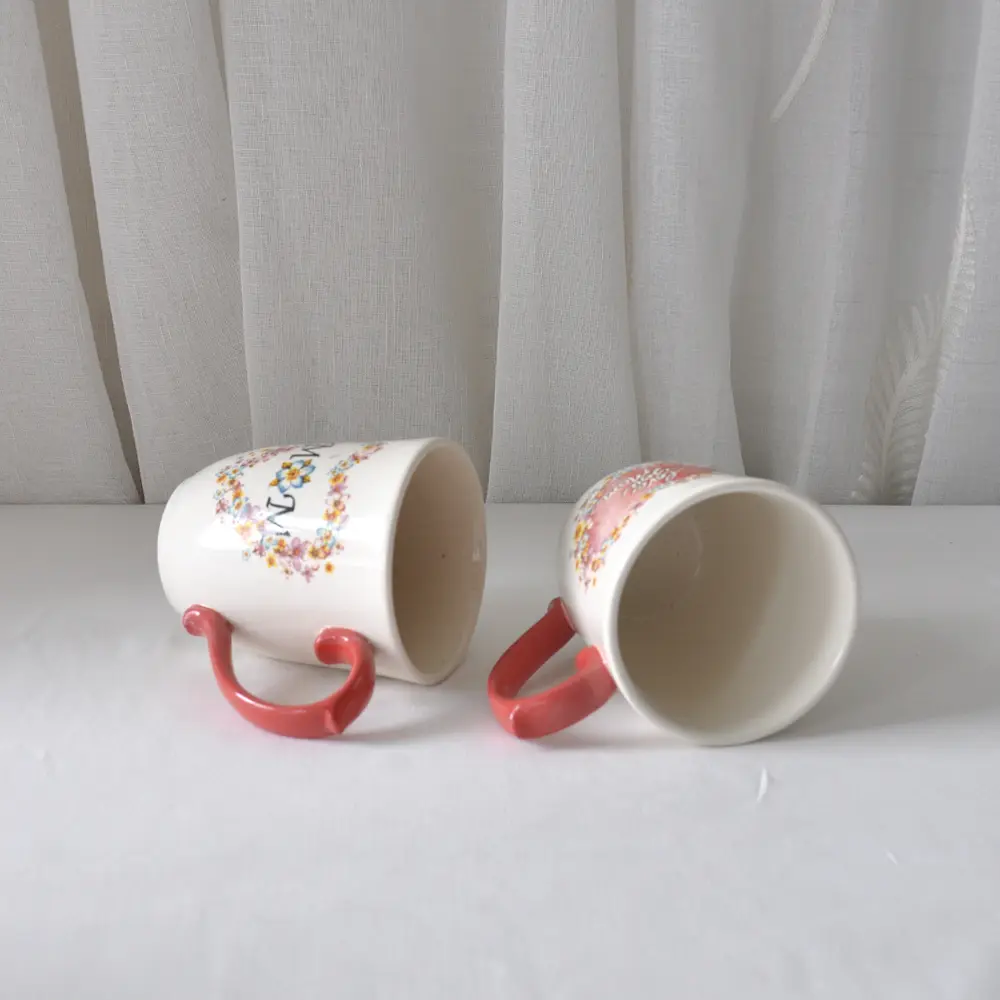 China Mother's Day Floral Heart Ceramic Mug with Red Handle Supplier, Factory