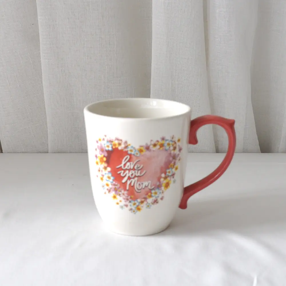 China Mother's Day Floral Heart Ceramic Mug with Red Handle Supplier, Factory