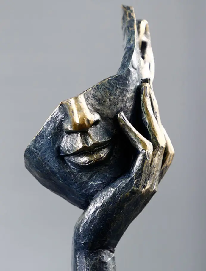 China Vintage Distressed Resin Abstract Hand-Holding Half-Face Sculpture Manufacturers, Factory