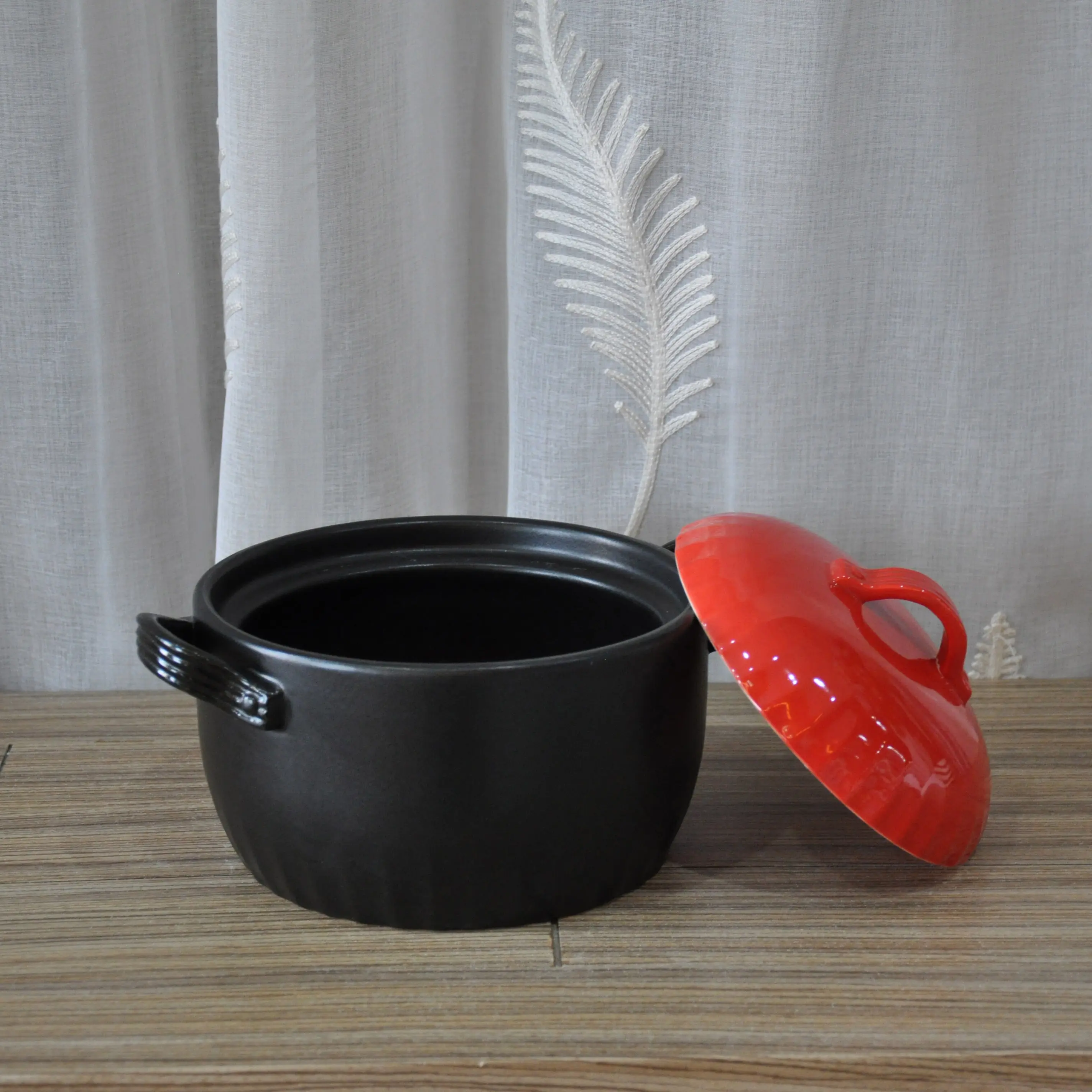 Custom Glossy Black Body Red Lid Ceramic Casserole Manufacturer, Supplier