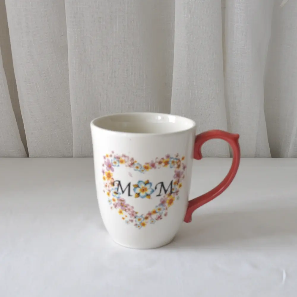 China Mother's Day Floral Heart Ceramic Mug with Red Handle Supplier, Factory