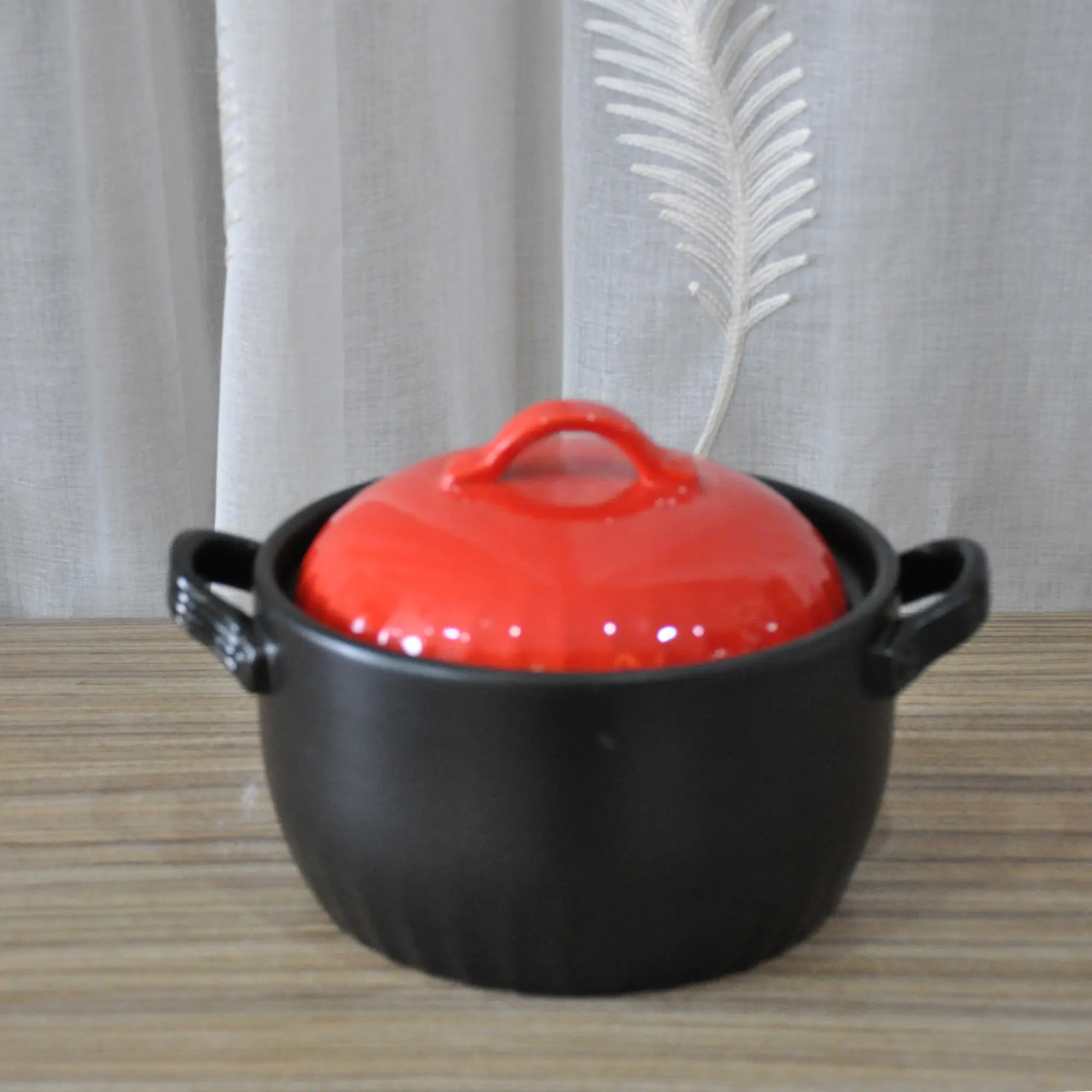 Custom Glossy Black Body Red Lid Ceramic Casserole Manufacturer, Supplier