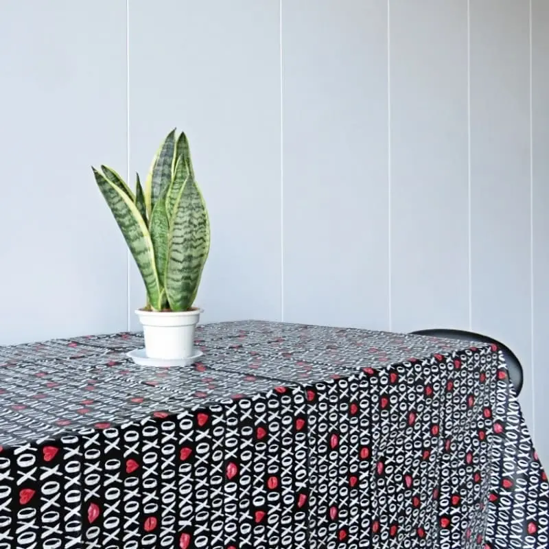 OEM Romantic Hearts Tablecloth with Flannel Backing Exporters, Pricelist
