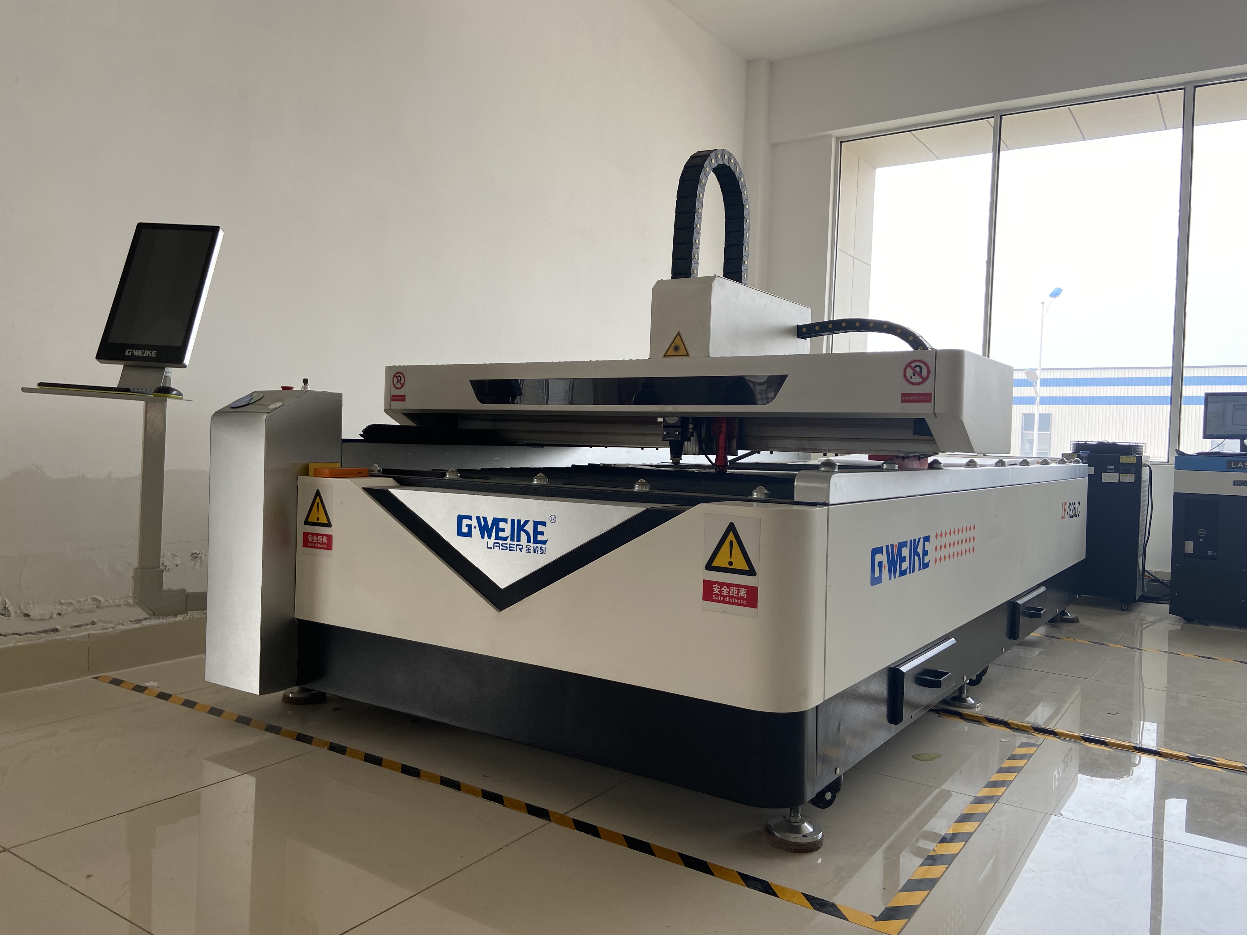 CO2 and Fiber Laser Metal Cutting Machine Acrylic Wood Cutting Metal Plate Laser Cutter China Top 3 Factory