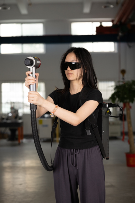 New Design Backpack CE-Certified Portable Laser Cleaning Machine 100W-300W Backpack Laser Rust Removal Machine Ergonomic for Outdoor Confined Space Cleaning