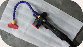 Ergonomic handheld cleaning head