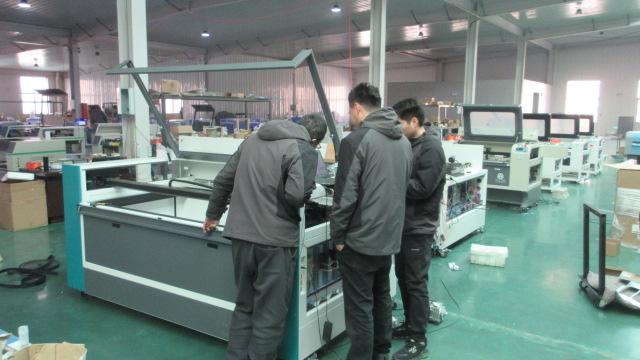 Expert assembly of industrial jigsaw and sawing machines at Chengdu facility