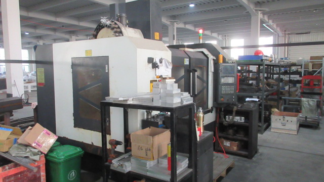 Advanced CNC machine center in Chengdu Jigsaw Machine manufacturing plant
