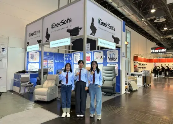 Power lift recliner demonstration at expo