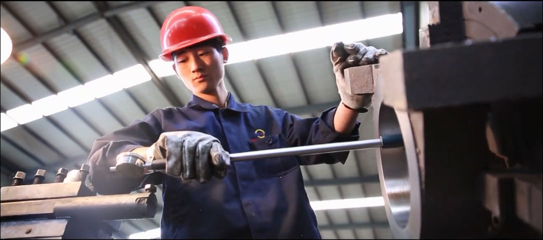 Jinte technical team conducting quality inspection on vibrating screen components