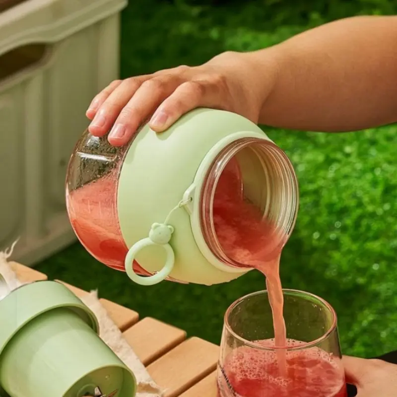 Wholesale Multifunctional Portable Takeaway Juicer USB Cordless Mini Juice Mug Can Crush Ice