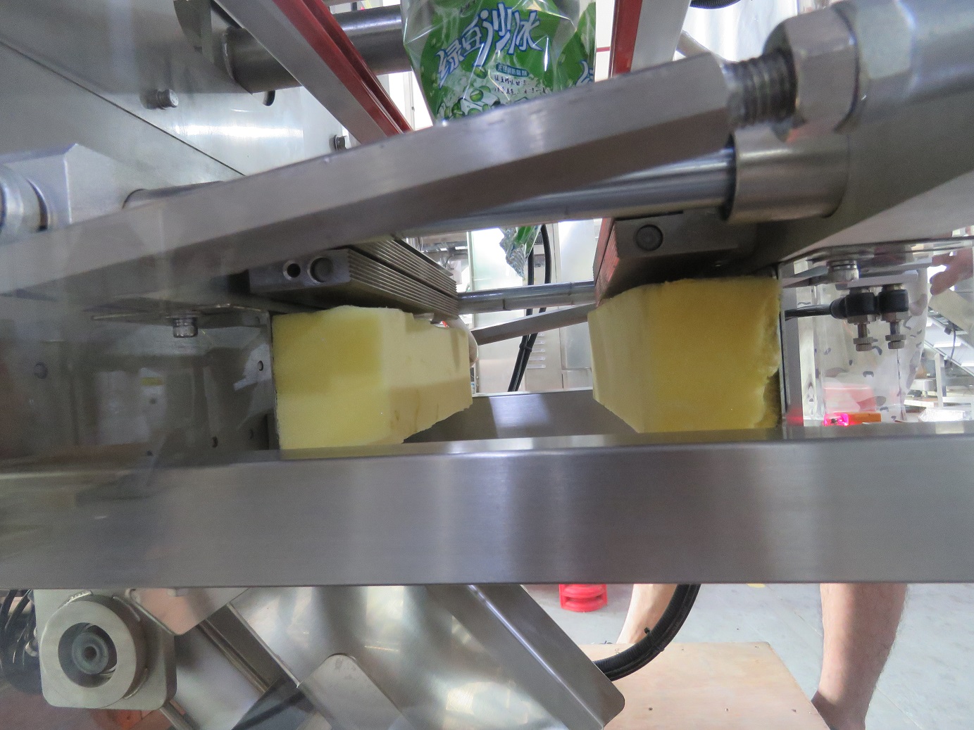 Automatic VFFS Vertical Packing Machine High-Accuracy Multi-Function Food Apparel Chemical Packaging For Milk Powder Beans 304