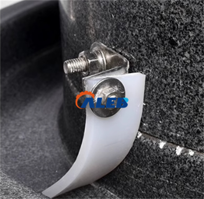 Automatic squeegee board