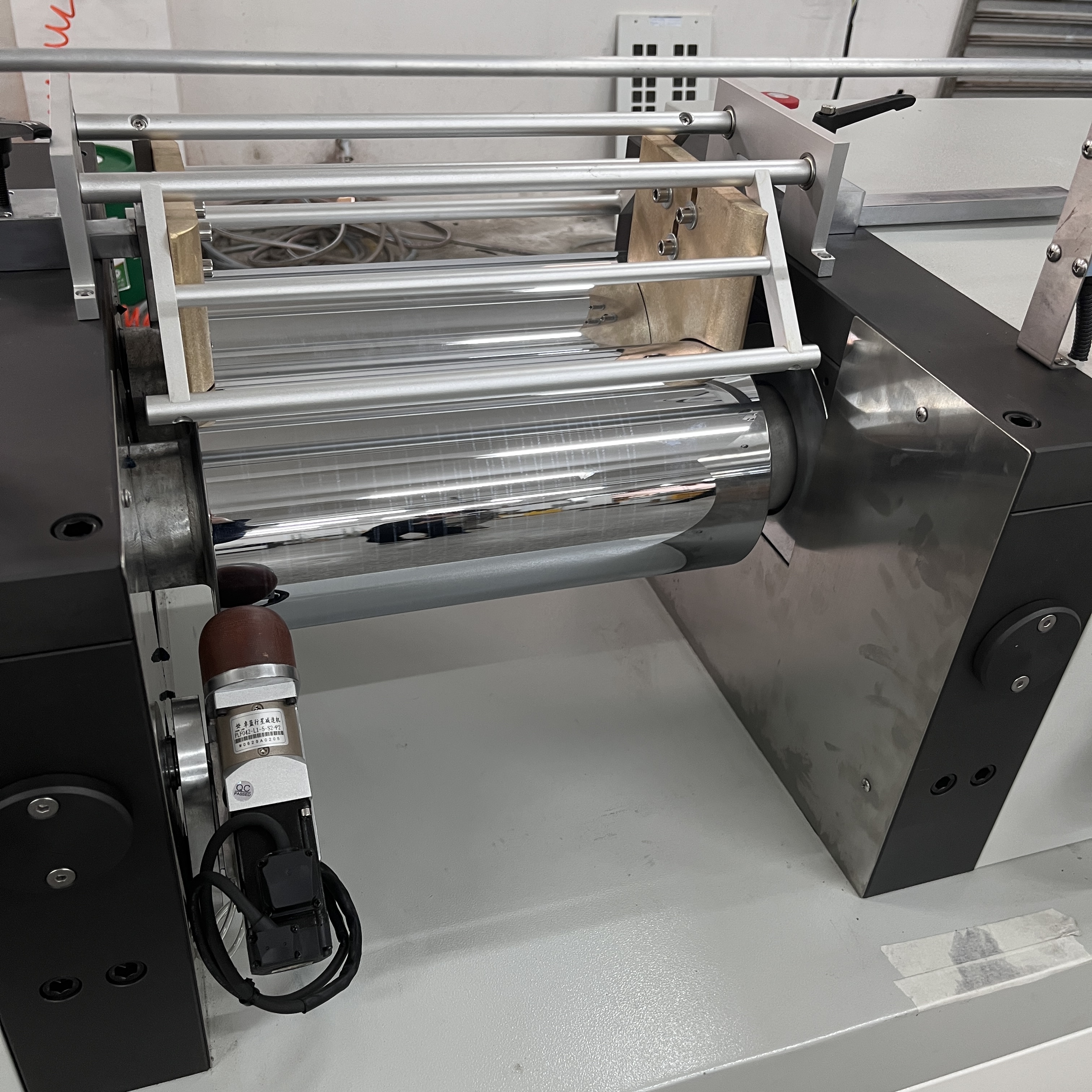 Xihua PLC Open Two-Roll Mill with Digital Display 7.5KW Power 1-2kg Capacity Water Cooling More Convenient Safer Operation