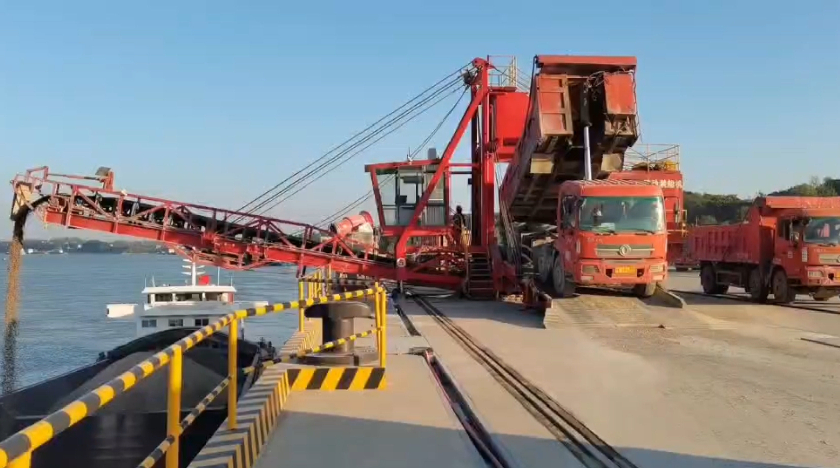 Ship loader traveling mechanism