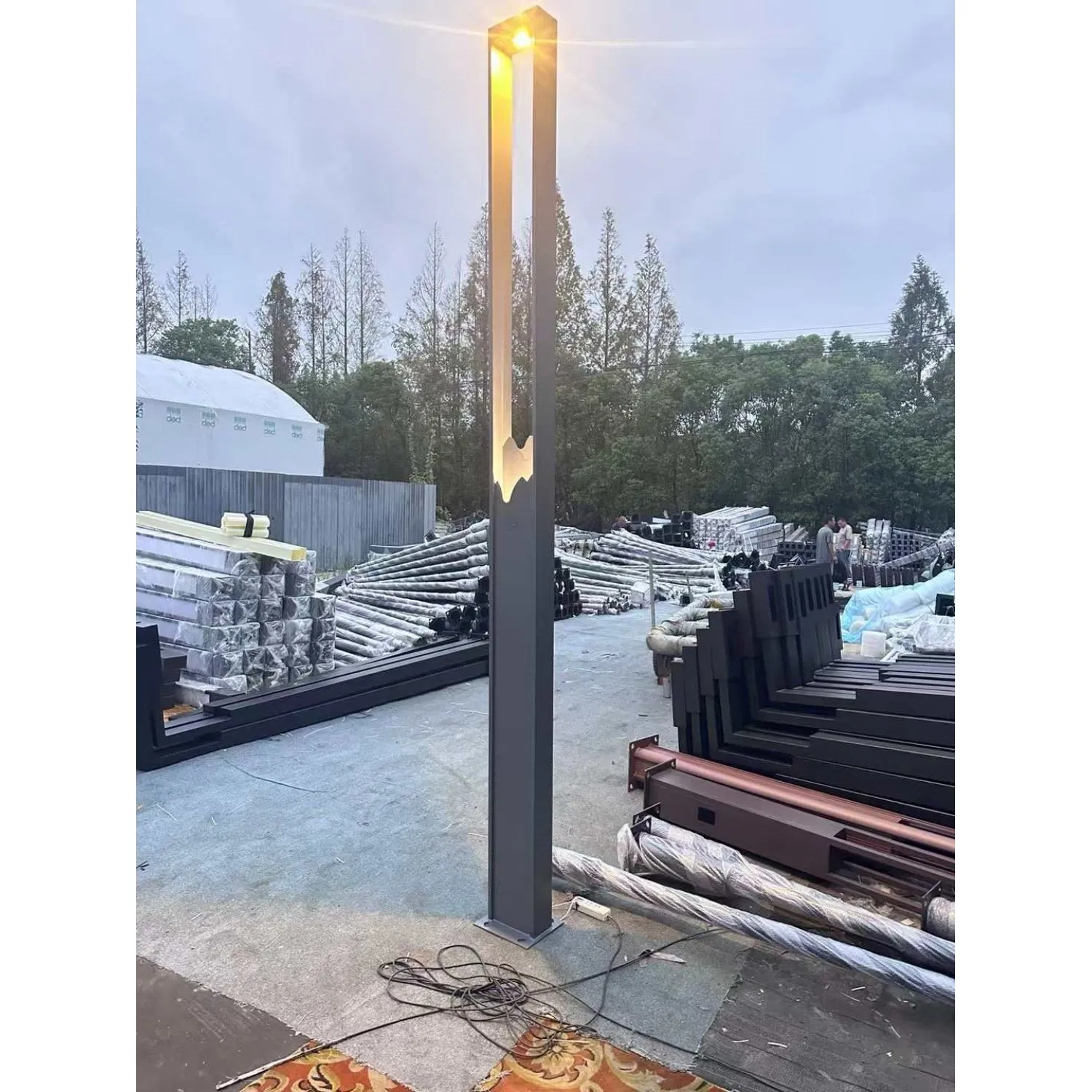 إضاءة محيطية لتحسين المناظر الطبيعية متانة على مدار السنة ضوء عمود حديقة LED خارجي لتحديد حدود الحديقة وإضاءة السقائف والبراجيل