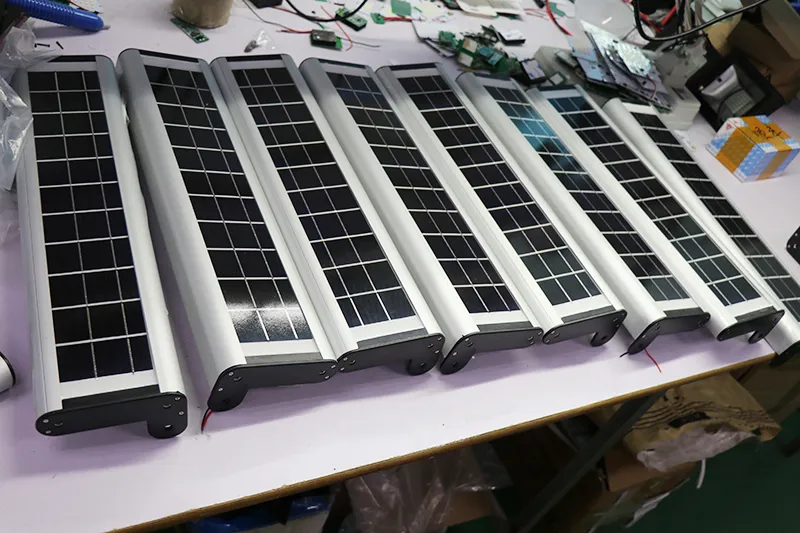 مصباح جدار LED يعمل بالطاقة الشمسية عالي الجودة للإضاءة الخارجية في الحدائق والفيلات