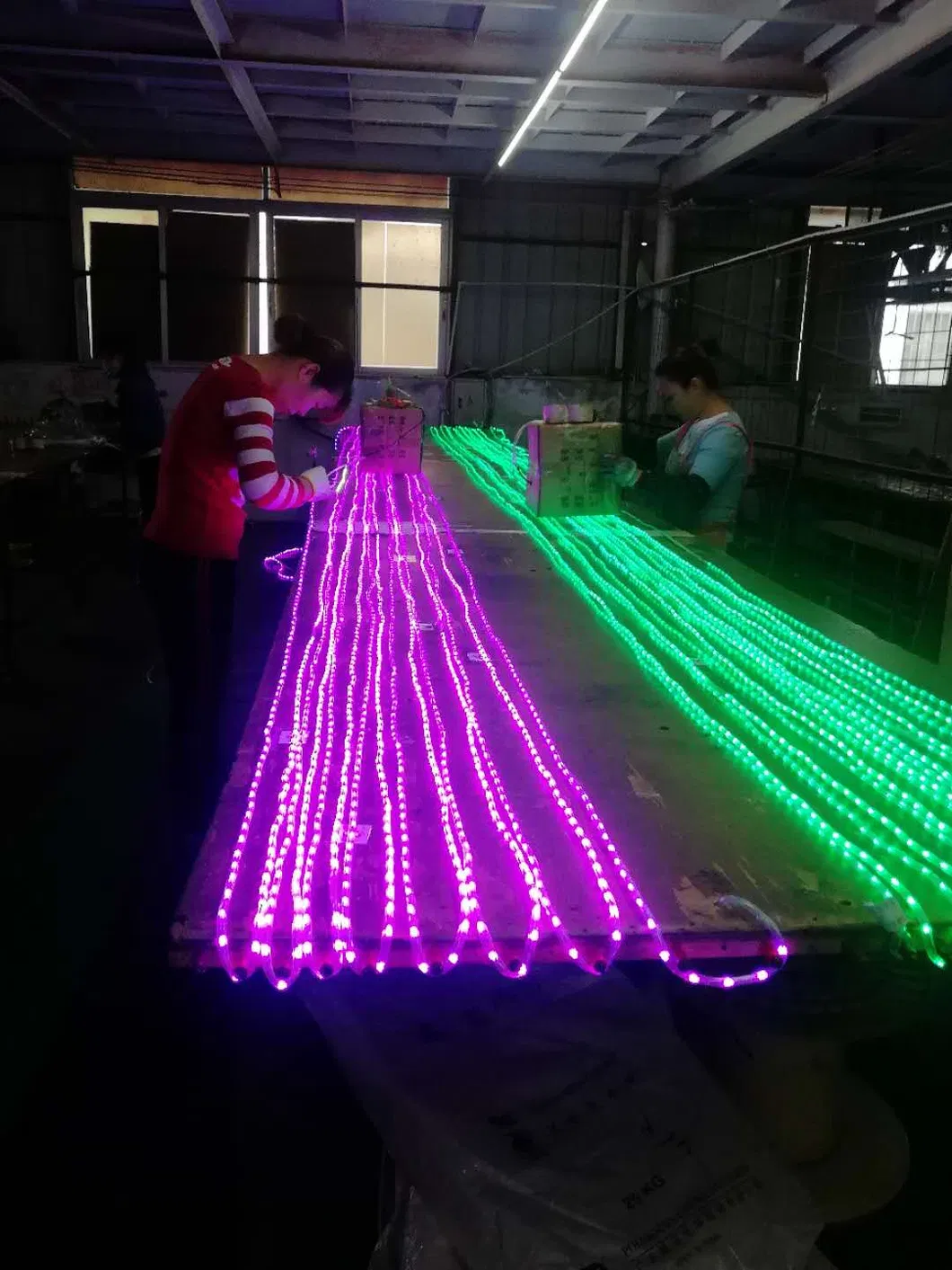 مزود 18FT 2 ضوء خيط عيد الميلاد RGB LED مع جهاز تحكم عن بعد لتزيين المنزل والحديقة وحفلات الزفاف