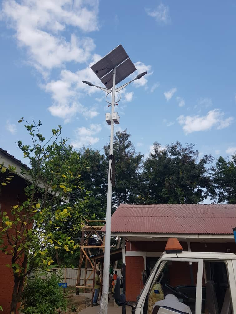 60W-150W مصباح شجرة LED RGB لوحة طريق شمسية حساسة للضوء في الهواء الطلق شريط فيضان حديقة جدار عمود مصباح عمود عمل مع بطارية ليثيوم