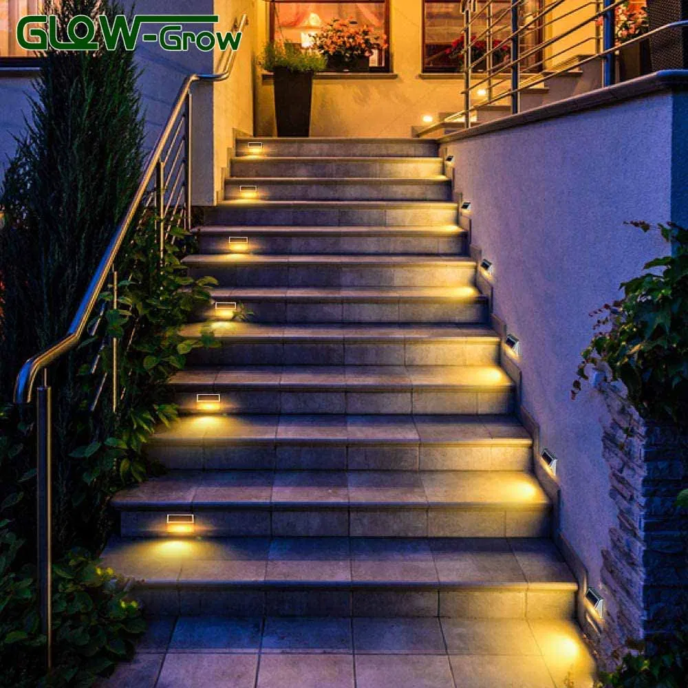 ضوء حائط LED يعمل بالطاقة الشمسية مقاوم للماء باللون الأبيض الدافئ للاستخدام في الحديقة 3000K IP65