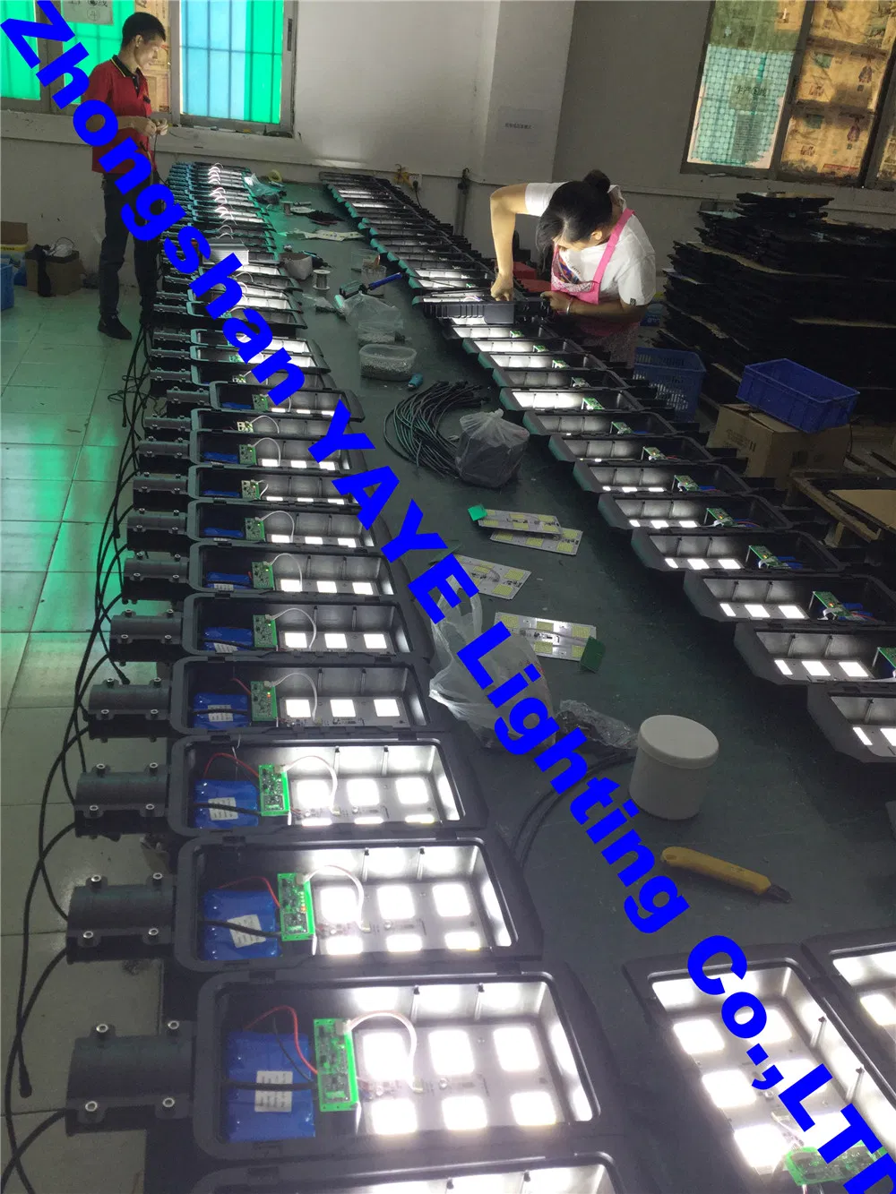 ضوء شارع حديقة LED شمسي متعدد الاستخدامات مع أوضاع التحكم