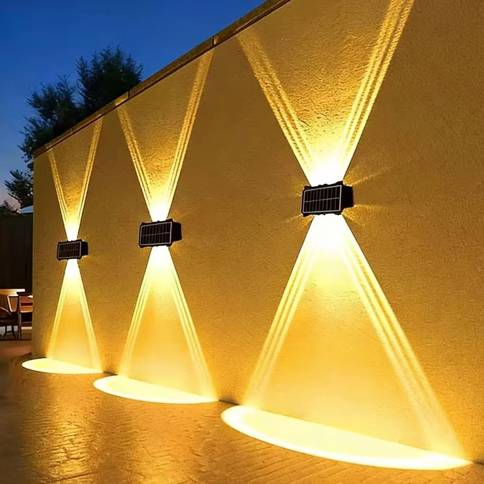 ضوء حائط LED شمسي خارجي مقاوم للماء IP65 للمدخل والفناء والسلم والحديقة مع ميزات إضاءة علوية وسفلية