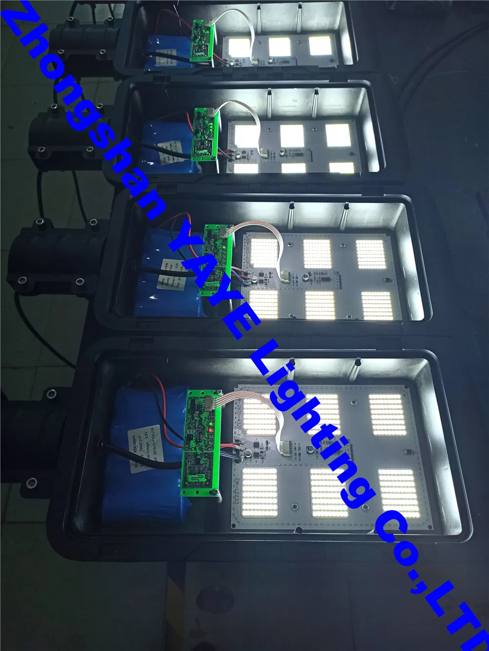 ضوء شارع حديقة LED شمسي متعدد الاستخدامات مع أوضاع التحكم