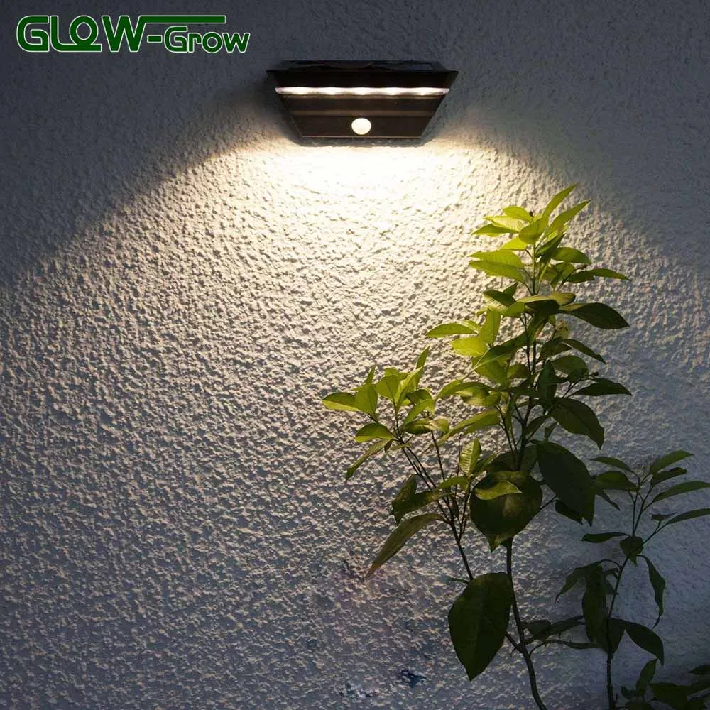 ضوء حائط LED يعمل بالطاقة الشمسية مقاوم للماء باللون الأبيض الدافئ للاستخدام في الحديقة 3000K IP65