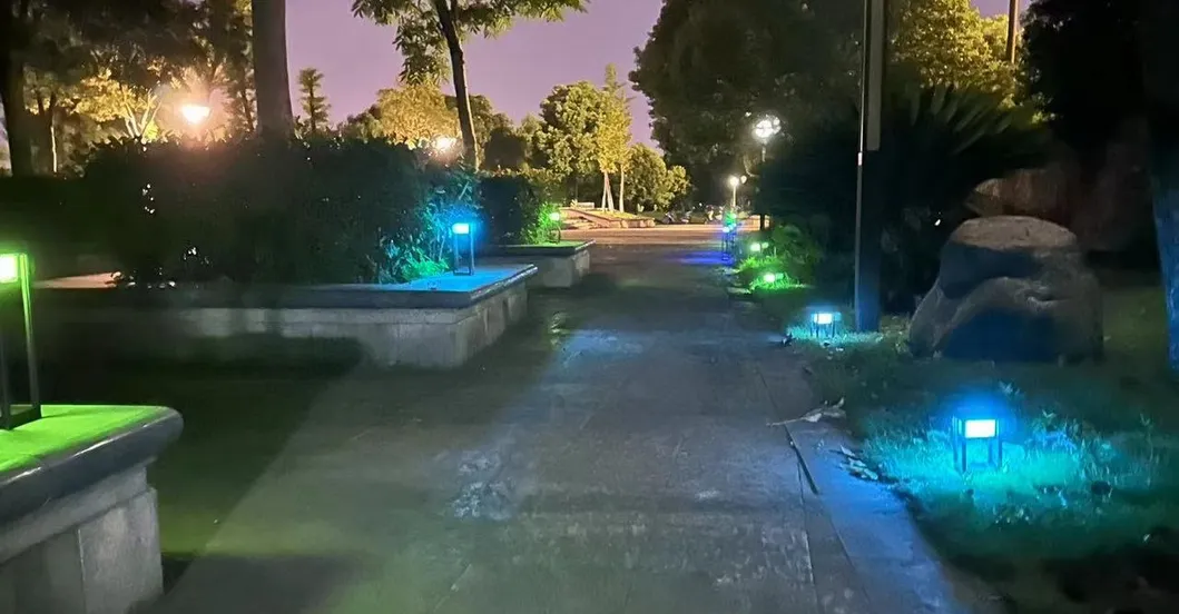 مصباح حديقة خارجي من الألمنيوم الشمسي LED مباشرة من المصنع