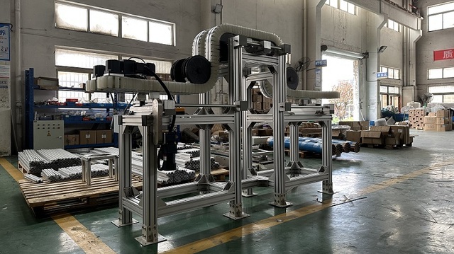 Pallet handling conveyor system in warehouse facility