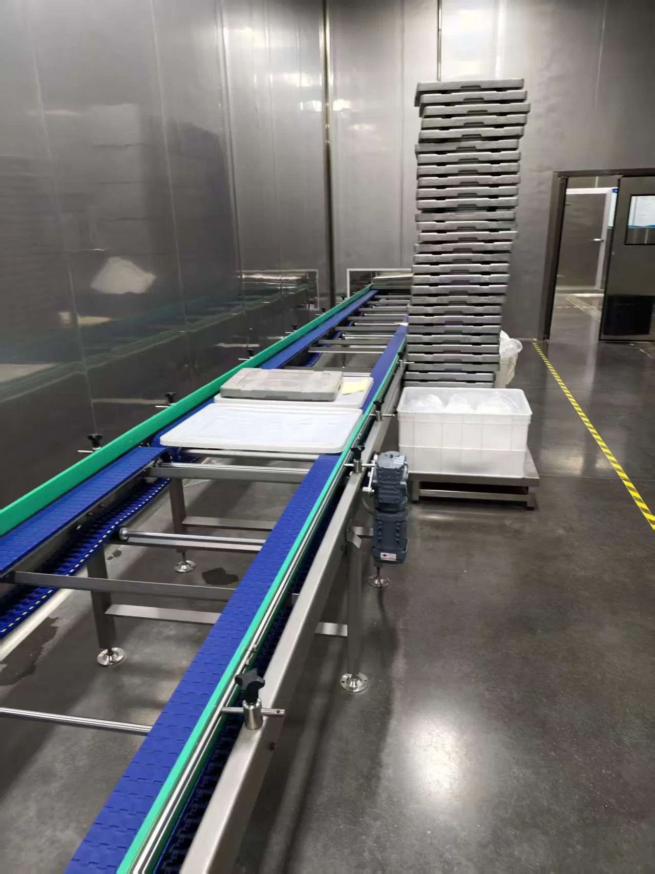 Horizontal Belt Conveyor Production Line with Vibrating Feeder for Uniform Distribution on Belt