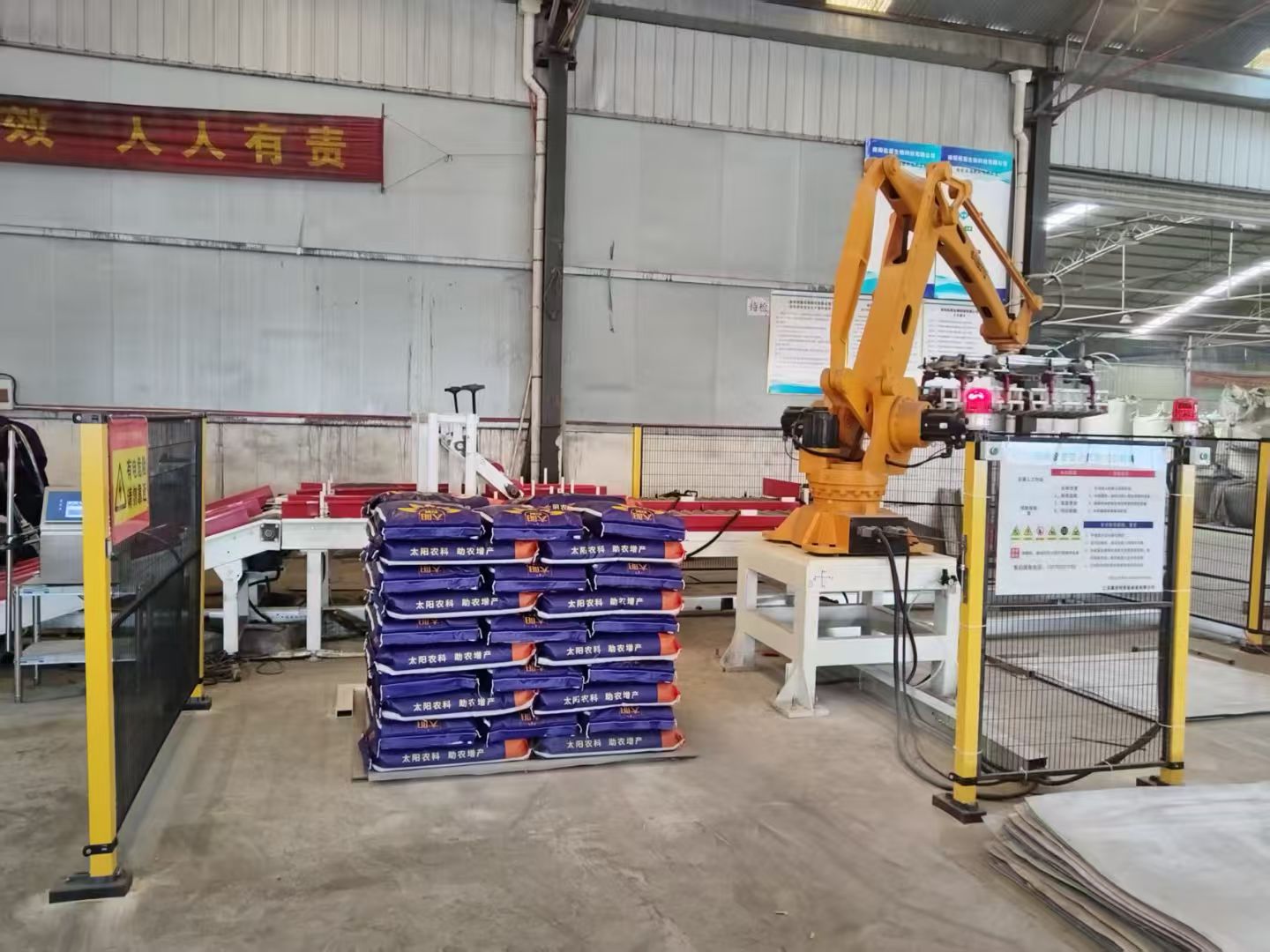 Multifunctional warehouse robot for multi-product picking and palletizing Automated robot palletizing