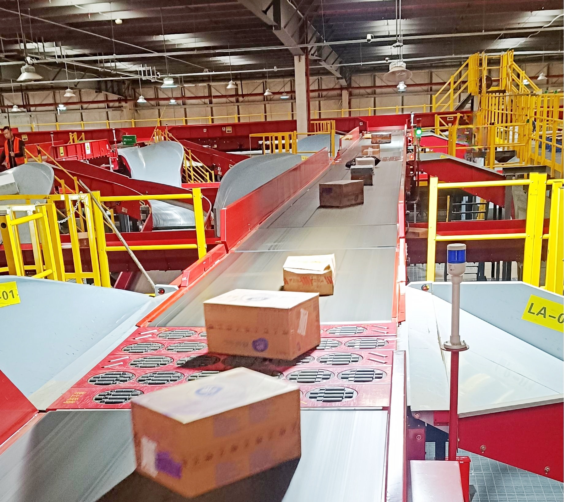LUHUI High Efficient Custom Automatic Parcel Sorting Machine Power Swing Switch Wheel Sorter for Logistics Warehouse E-commerce