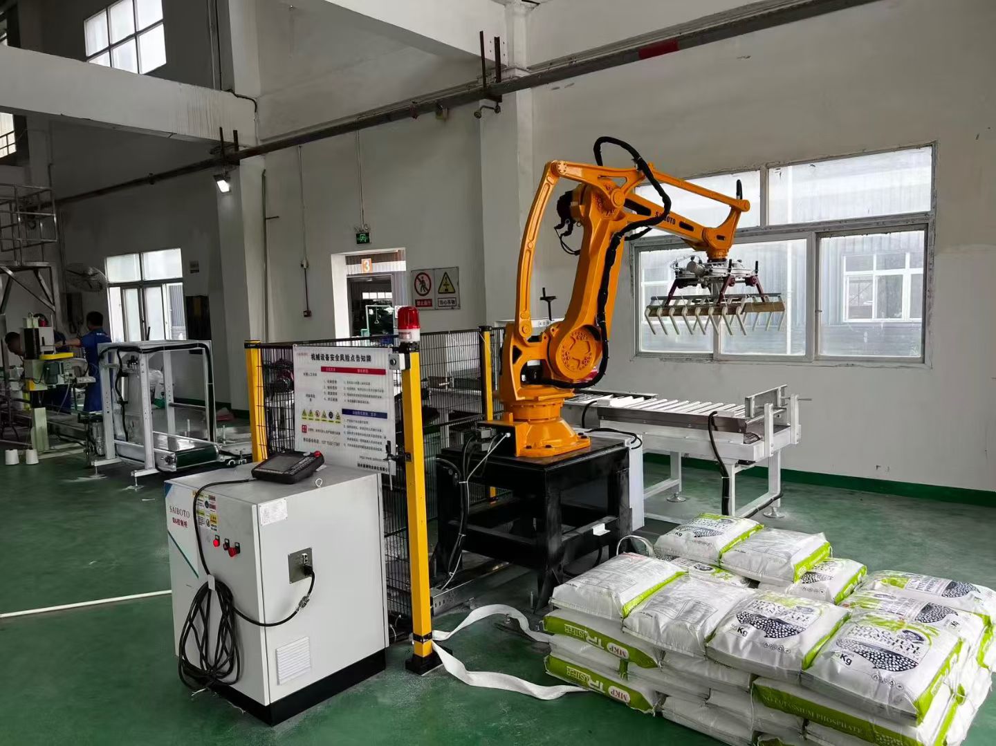 Multifunctional warehouse robot for multi-product picking and palletizing Automated robot palletizing