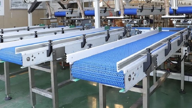 Automated sorting conveyor system for warehouse distribution