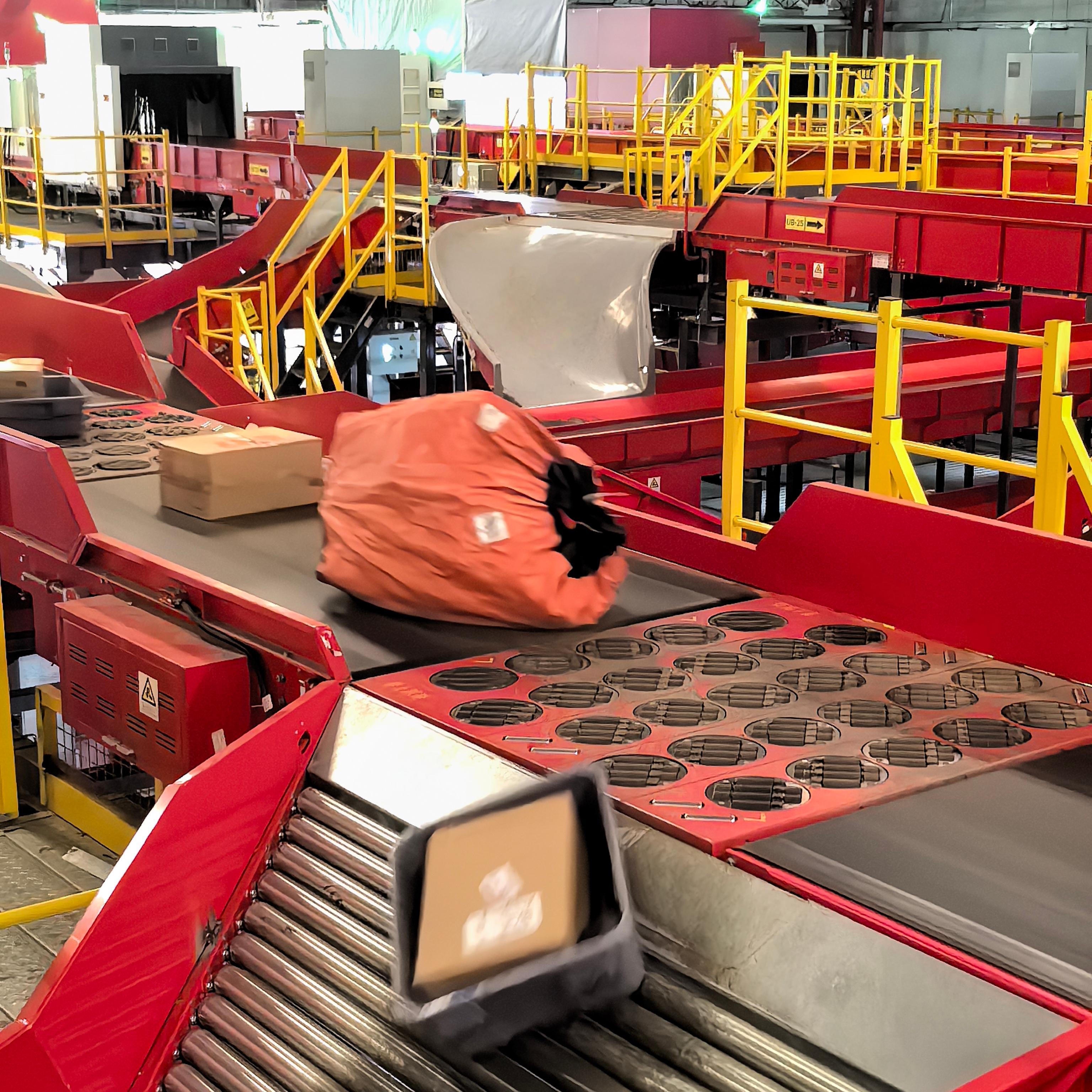 LUHUI OEM Wholesale Price Logistic Warehouse Sorting Cross Belt Efficient Pivot Wave Swivel Omni Wheel Diverter Sorter Supplier