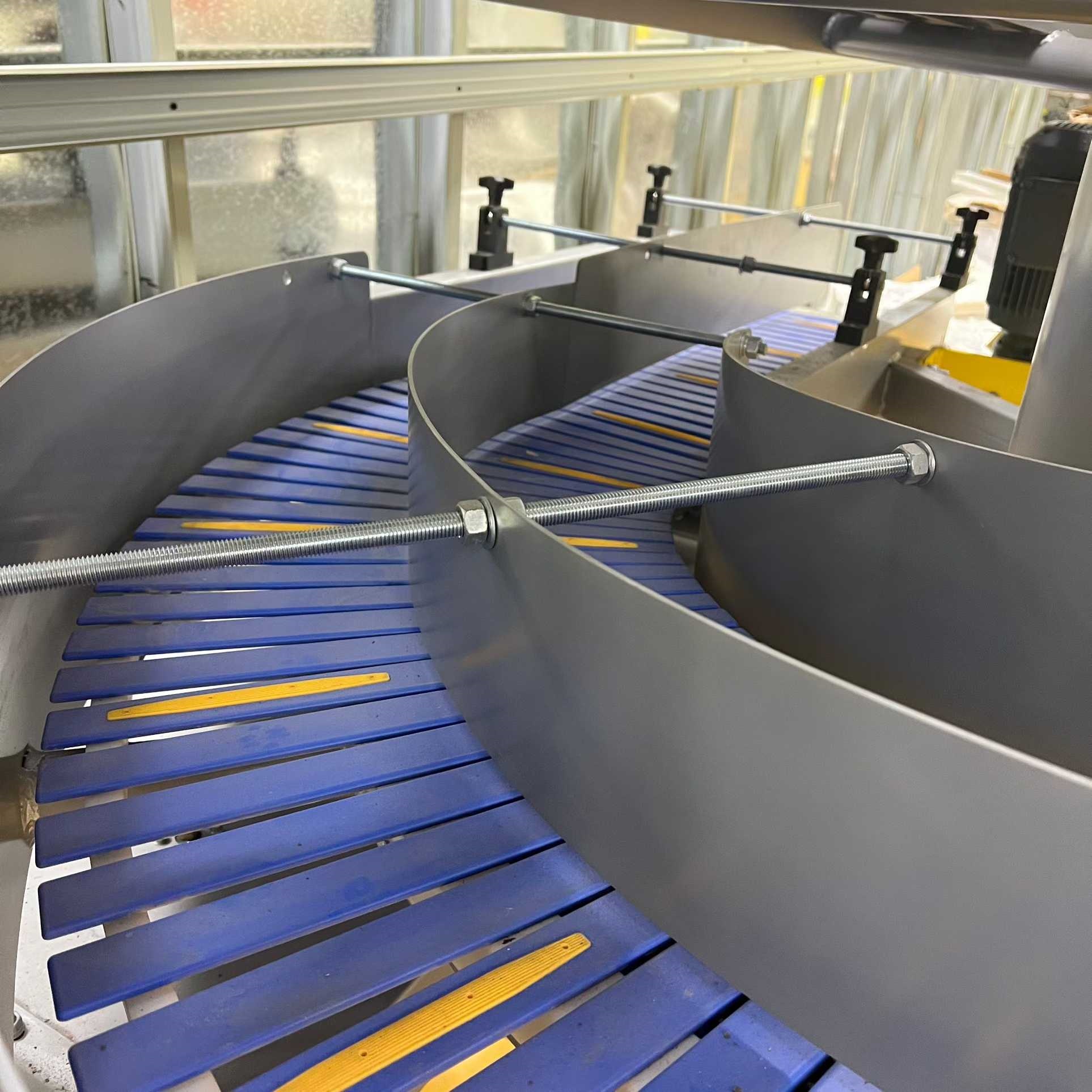 Modular Spiral Conveyor System for Efficient Vertical Material Flow in Warehouse and Processing Facilities