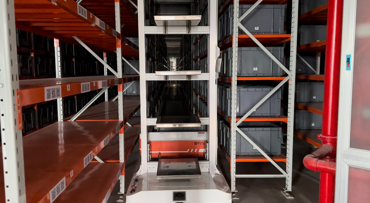 E-commerce Fulfillment Center Advanced Tote Shuttle AMR Robot Double Extension Automated Handling System