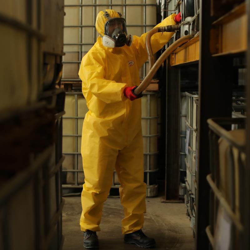 Safety Protective Chemical Industry Painting Waterproof Type 3b 4b Protective Clothing Overall Workwear Disposable Coverall