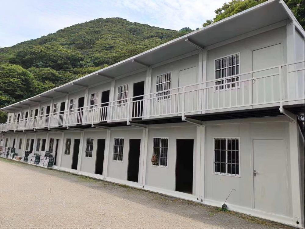 Expandable Folding Container House for Efficient Use of Space