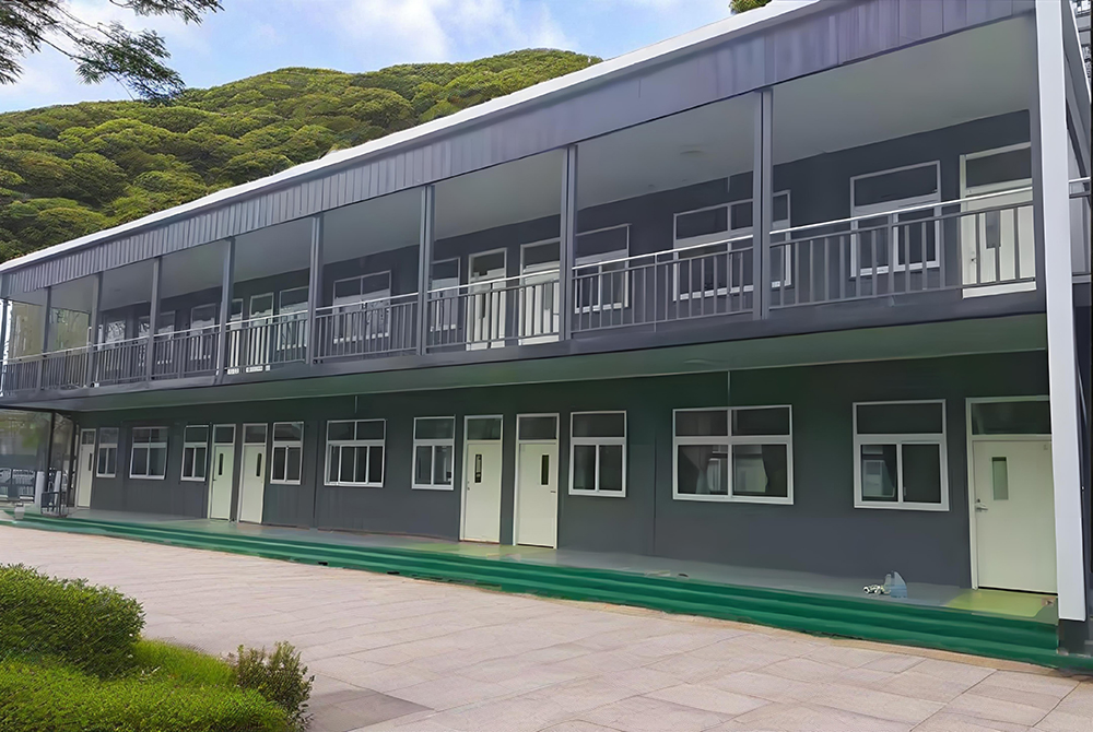 Expandable Folding Container House for Efficient Use of Space