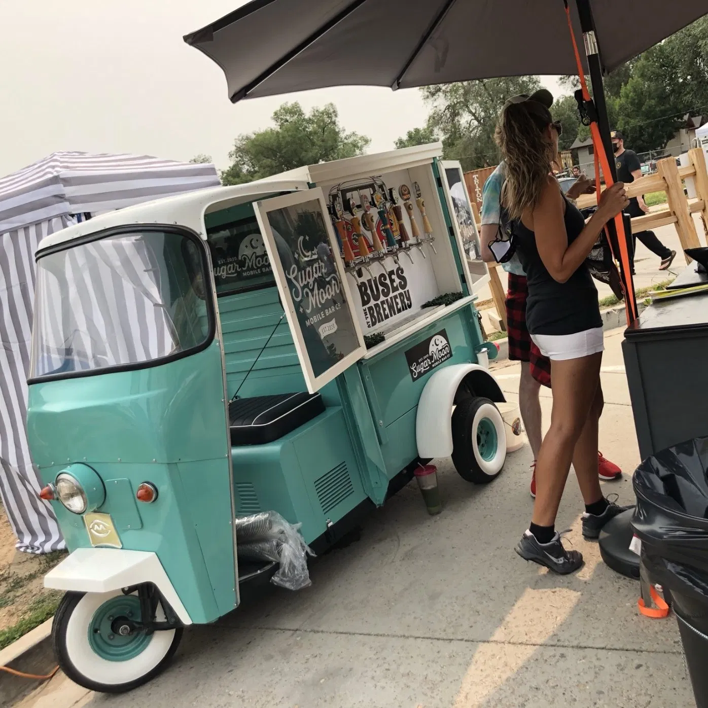 New Factory Customized Ice Cream Cart Ape Coffee Shop Electric Tuk Tuk Trucks Restaurant Fruit Stand Mobile Beer Bar Cart