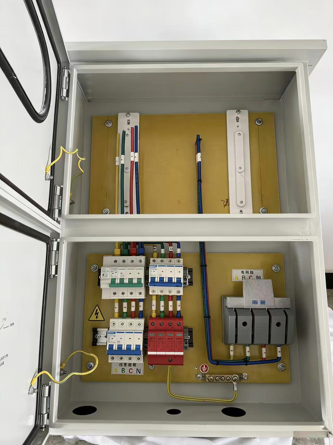 CHNT Circuit Breakers Distributed PV Grid-Connected Box Solar Combiner IP66 380V 100A Combined Box Distribution Box