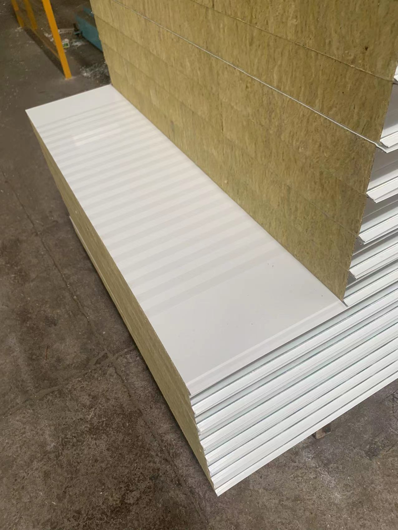 Insulating and soundproof sandwich panels for container houses